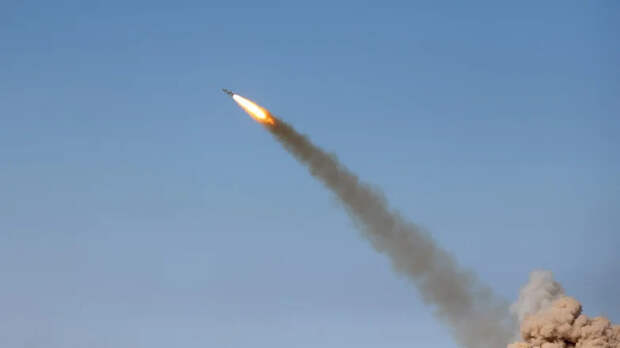 В промзоне Стерлитамака тушат пожар, возникший после падения обломков БПЛА