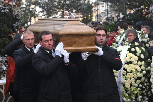 Режиссер Хотиненко не пошел на кладбище к Золотовицкому, чтобы не прощаться с ним