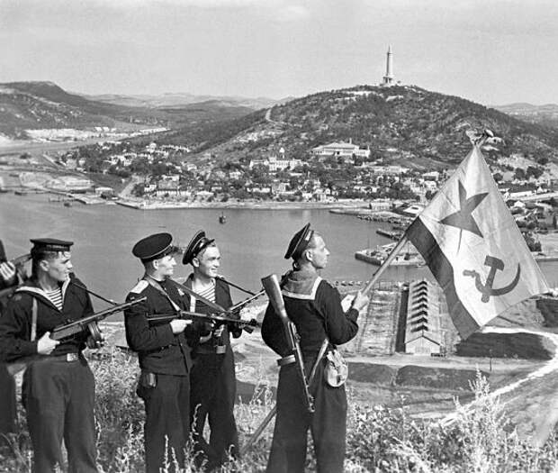 Советские морские пехотинцы в Порт-Артуре, октябрь 1945 года