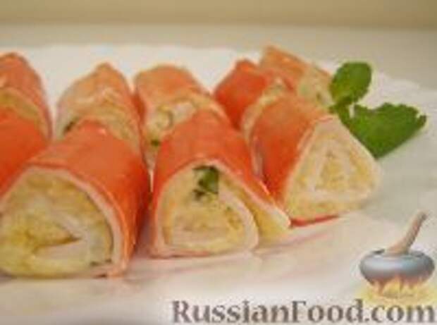 Фото к рецепту: Рулетики из крабовых палочек с сыром Фото к рецепту: Рулетики из крабовых палочек с сыром