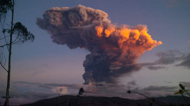 Извержение вулкана Тунгурауа в Эквадорских Андах продолжается