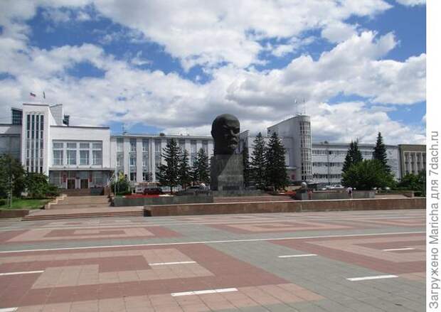 Памятник Ленину и Дом Советов