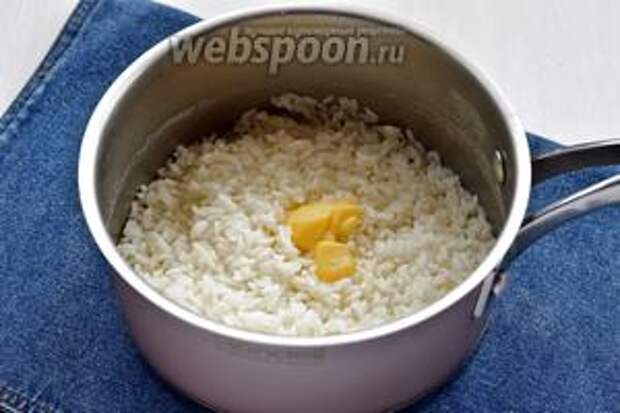 Воду слить, а в рис добавить сливочное масло (1,5 ст. л.) и перемешать.