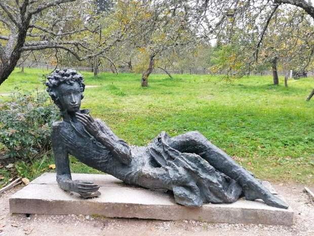 Юный Пушкин в яблоневом саду родового имения в Михайловском