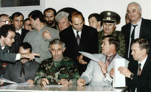 Позор в белом костюме.