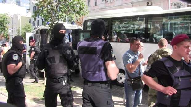 Киевская полиция задержала в центре города сотрудников СБУ с оружием, чтобы обвинить Россию