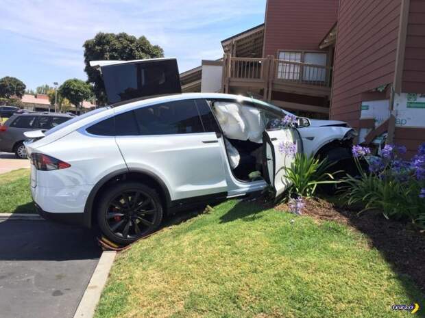 Первая подозрительная авария с Tesla Model X