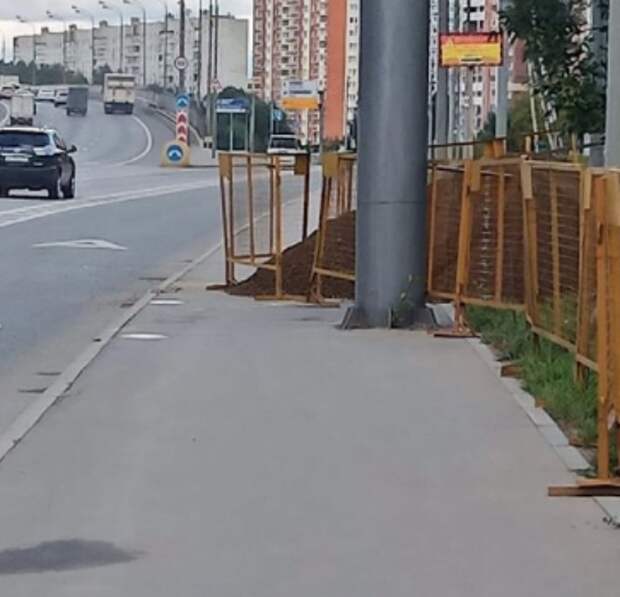 Жители Северного возмущены перекрытием тротуара на Дмитровском