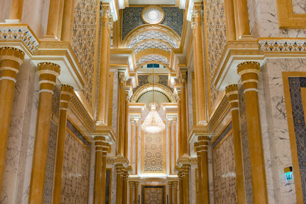 1788 комнат, 257 ванных, и все в золоте: как выглядят роскошные дворцы шейхов