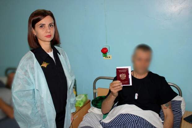 Раненым бойцам в астраханском госпитале вручили новые паспорта взамен сгоревших