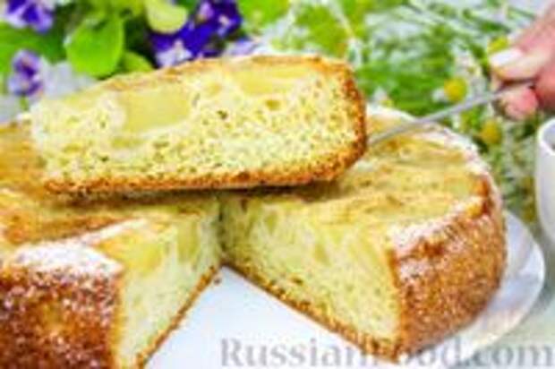 Фото к рецепту: Бисквитный пирог с грушами
