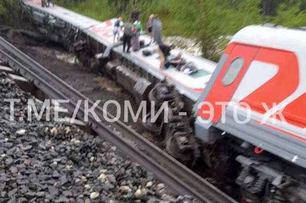 РЖД: девять вагонов пассажирского поезда сошли с железнодорожных рельсов в Коми