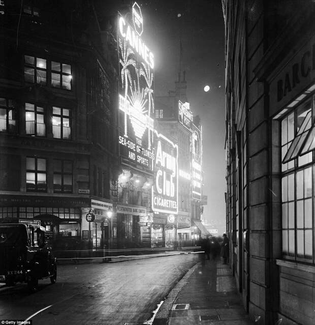 Архивные черно-белые фотографии площади Пикадилли в 1928 году