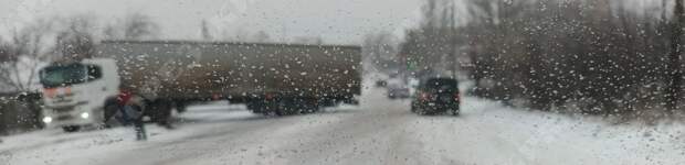 **Развернуло на трассе сегодня в Снежном** На данный момент дорогу уже...