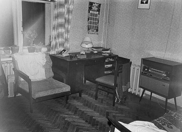 Учебный уголок студента. Сергей Сухарев, февраль - май 1977 года, г. Москва, из архива Павла Сергеевича Сухарева.