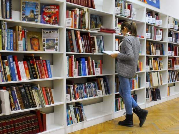 Люди, читающие книги, более симпатичные и решительные: результаты исследования