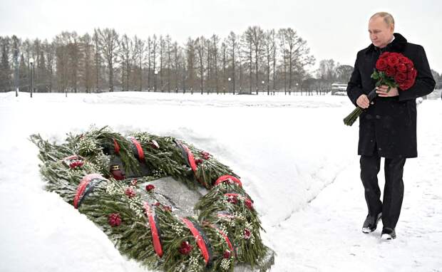 Путин посетил Пискарёвское кладбище