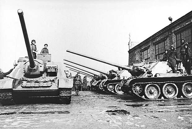 Советские самоходные установки СУ-100 во дворе завода «Уралмаш» перед отправкой на фронт. Великая Отечественная Война, СССР, военная техника, германия
