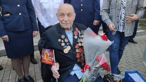 Для 101-летнего фронтовика из Екатеринбурга провели персональный парад