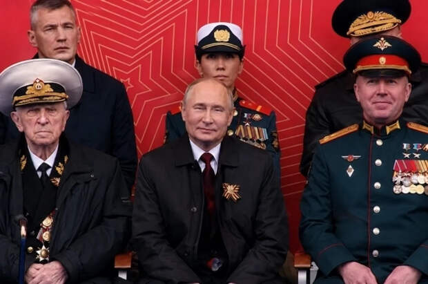 Путин после парада на Красной площади поздравил ветерана-адмирала Света Турунова