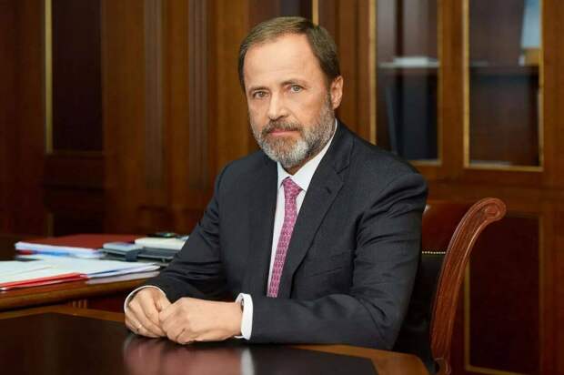 Комаров поздравил Минниханова с Днем Победы