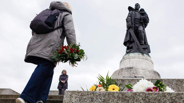 Память советских солдат почтили на мемориале в Трептов-парке в Берлине