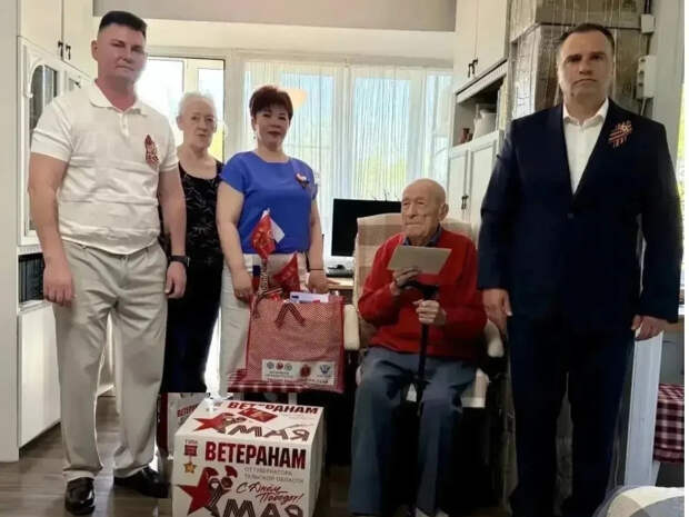 В Туле поздравили участника ВОВ Афанасия Белова с наступающим Днём Победы