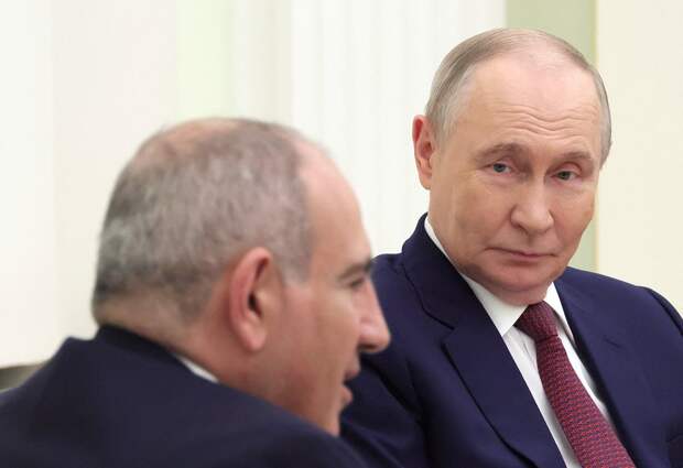 Пашинян объяснил Путину отказ от участия в параде Победы в Москве