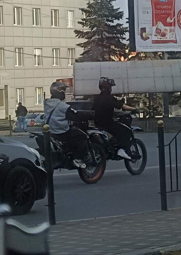 Макеевка, возле ТЦ Прага, может кто-то узнает своих пиздюков