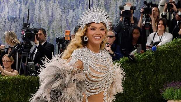 В Сети уличили певицу Бейонсе в использовании фотошопа на снимках с Met Gala