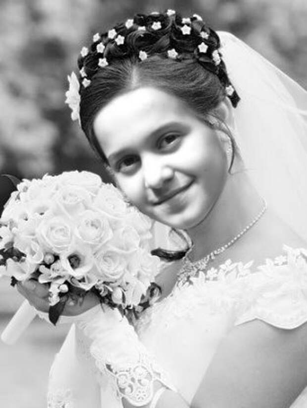 Невеста 24 года. Свадебная прическа для невесты на средние волосы. Милая невеста. Невесты дома 2 фото. Макияж на свадьбу для невесты с голубыми глазами нежный Шиммер.