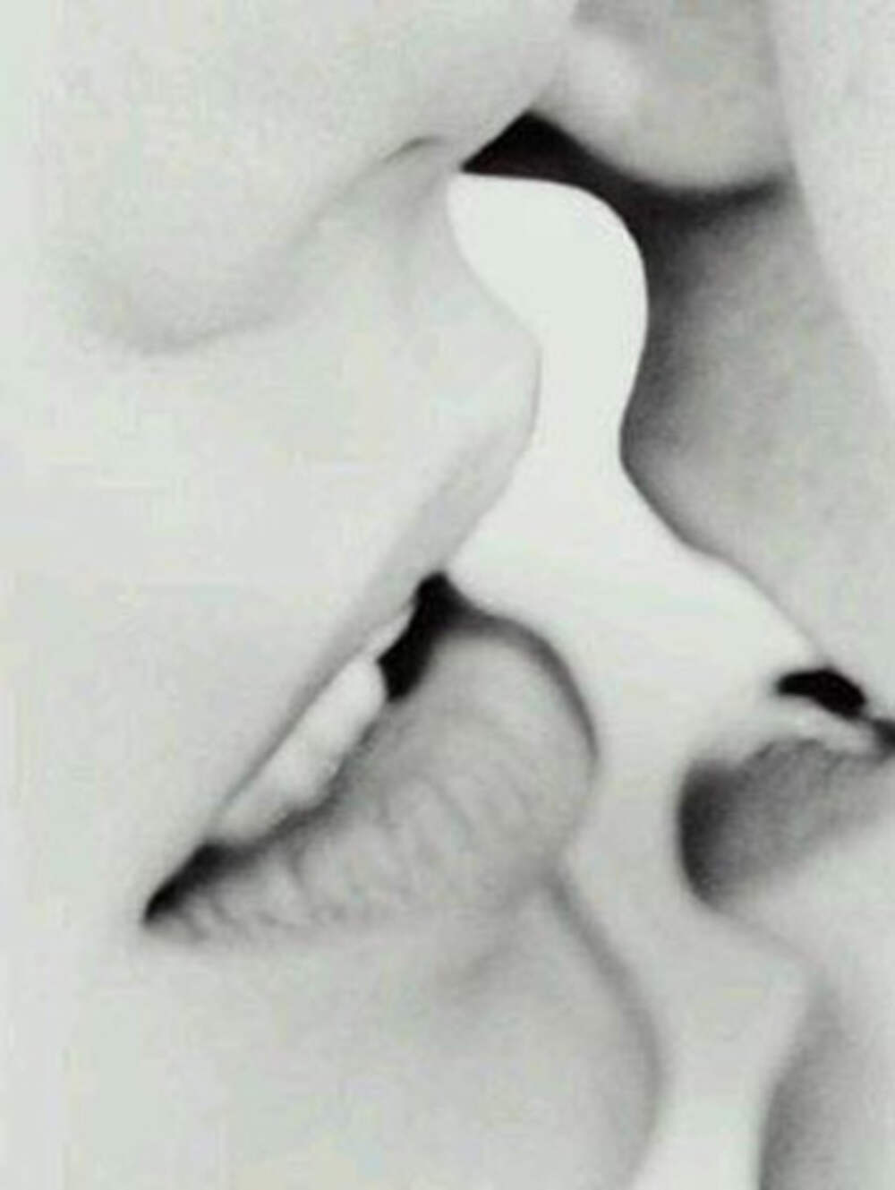 Двое губ в поцелуе