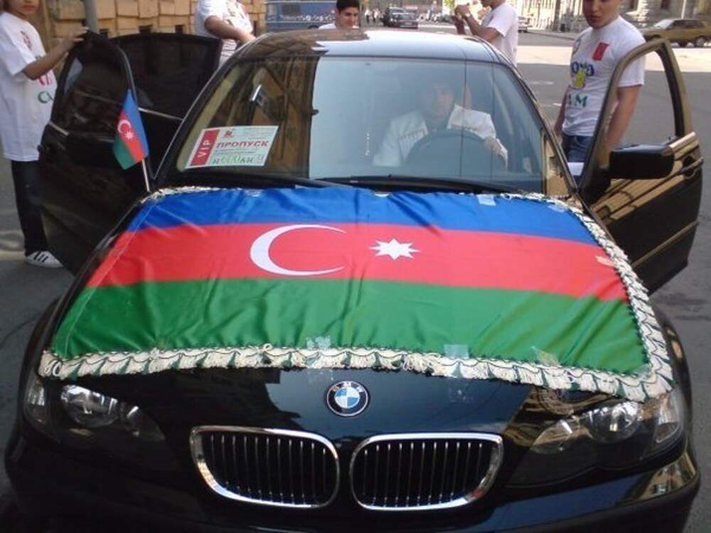 Azeri plus. Флаг Азербайджана на машине. Азербайджанцы флаг. Азербайджанец в машине.