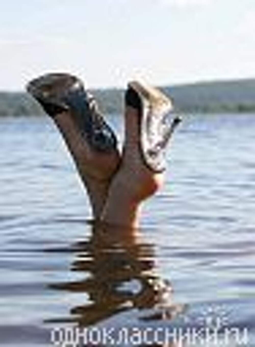 Женские туфли в воде