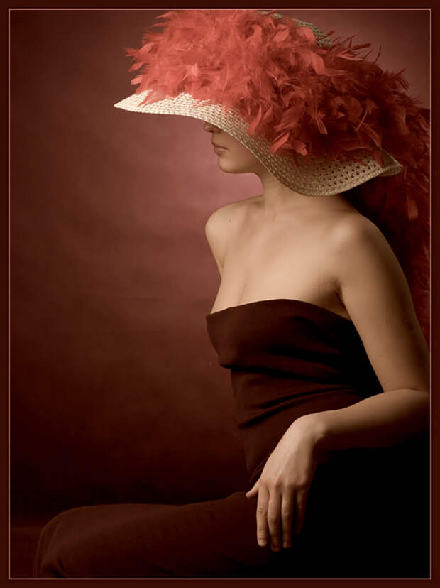 Очень легкомысленна. Рыжая женщина в шляпе. Женщина в шляпе картинки. Рыжая девушка в шля. Загадочная дама.