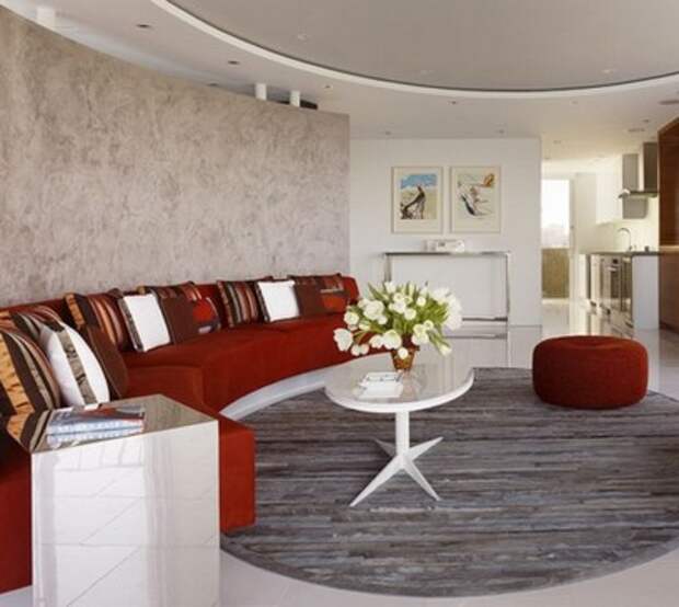 красный диван в нейтральной современной гостиной