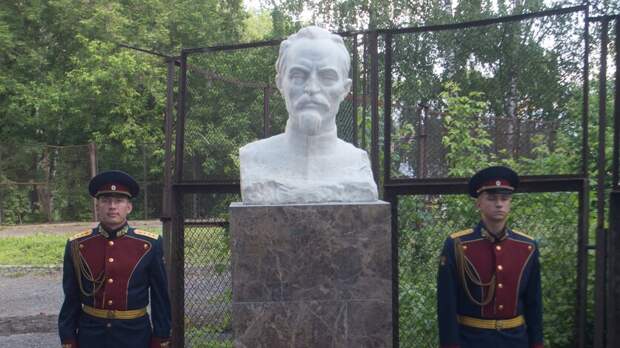 В Ижевске на улице Коммунаров появился памятник Феликсу Дзержинскому
