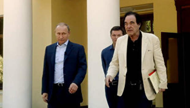 Президент РФ Владимир Путин и американский кинорежиссер Оливер Стоун во время интервью