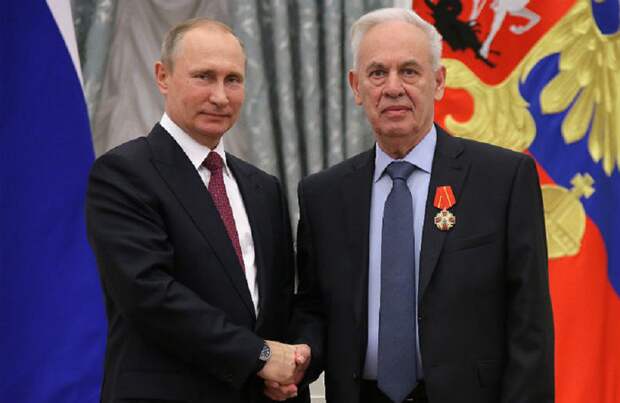 Владимир Путин вручает Орден Александра Невского Роллану Мартиросову