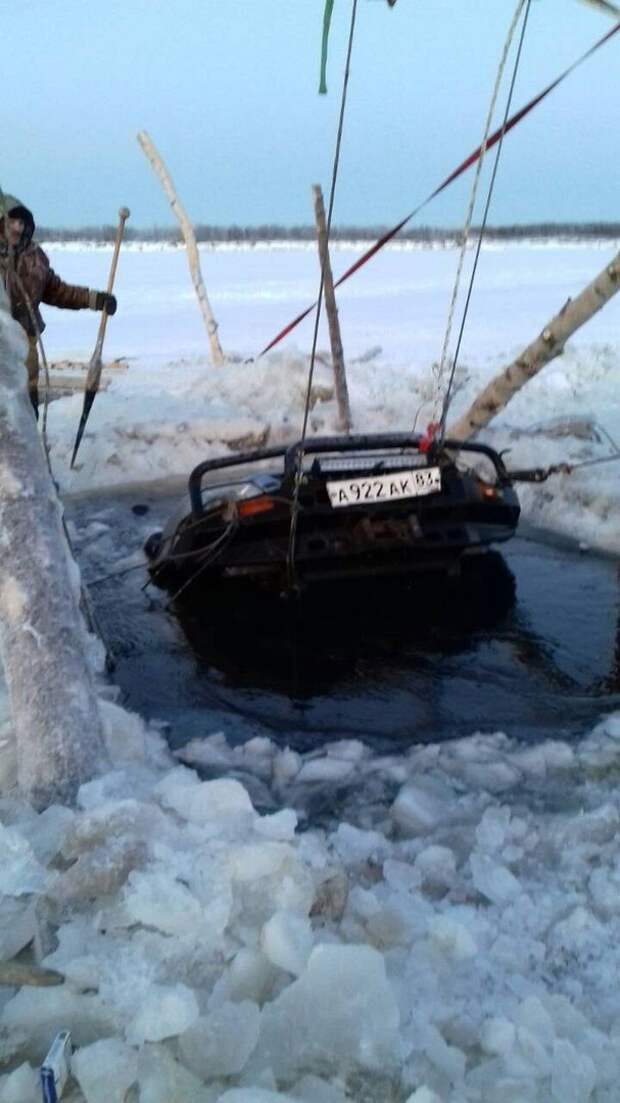 Под Усинском из реки Печоры достали затонувший Toyota Land Cruiser 200 $200, land cruiser, toyota, авто, лед, река, спасатели, спасение