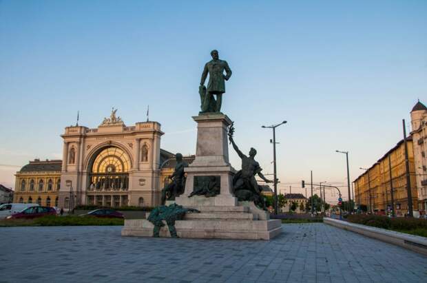 Памятник Габору Барошу около вокзала Келети в Будапеште