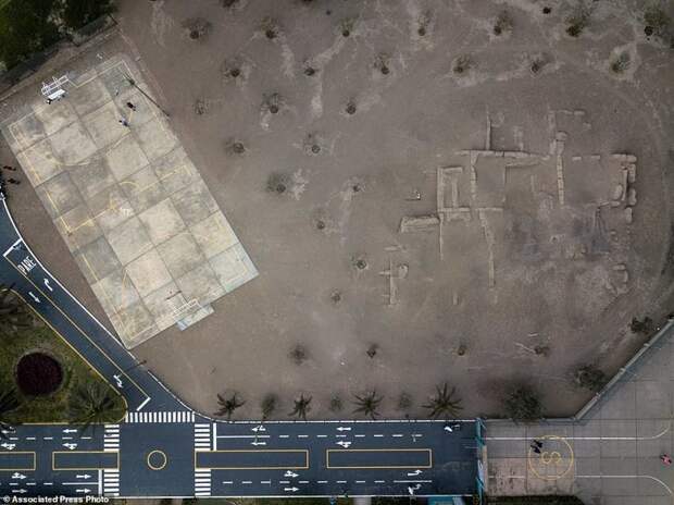 Муниципальная баскетбольная площадка, построенная впритык к археологическому памятнику Лиматамбо археологи, археология, ацтеки, древние, лима, наследие, перу, руины