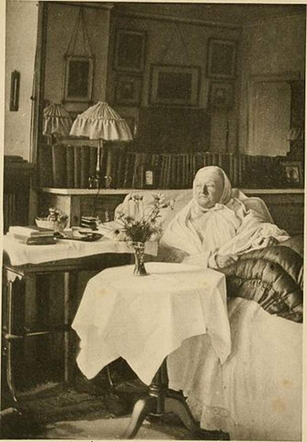 Комната мисс Найнтингейл, 1906. Среди картин на фоне – хромолитография окрестностей Севастополя