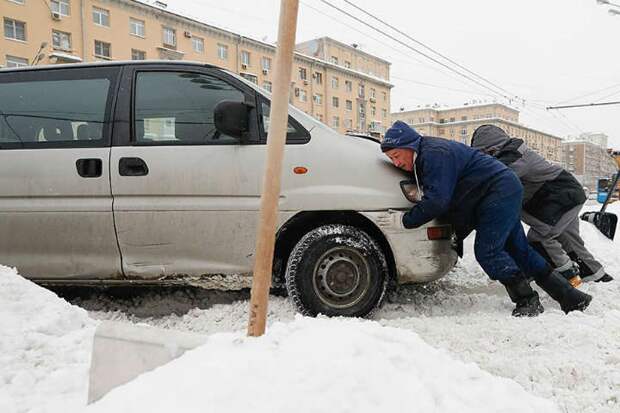 Максим Балышев помог 15 водителям вытянуть их машины из снега