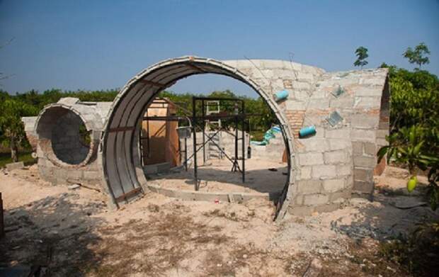 Мужчина из бетонных блоков построил дом своей мечты, хотя его бюджет был ограничен: фото внутри и снаружи