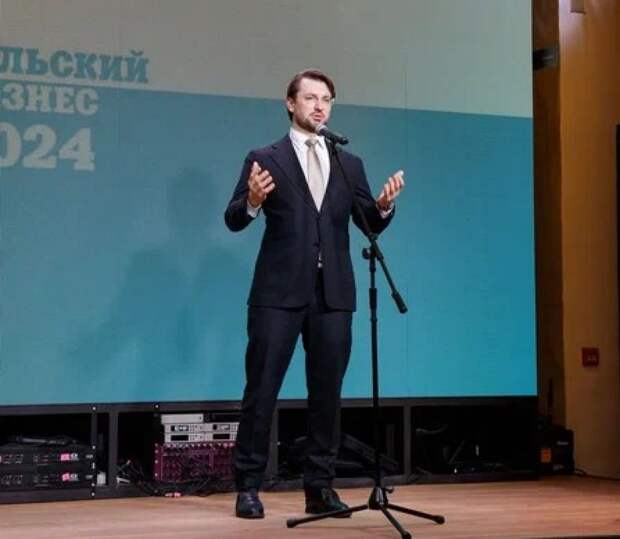 Павел Татаренко наградил одного из лауреатов премии «Тульский бизнес»