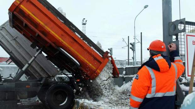 Из Петербурга с начала зимы вывезли 25 тысяч грузовиков снега