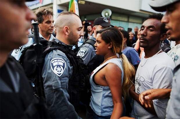 Девушка и полицейский во время акции протеста в Тель-Авиве против жестокости полиции демонстрации, женщины, кадры, общество, протест, сильные женщины, сильные фотографии, фото