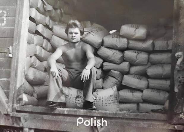 1977 год. Одесса. Во время учебы в мореходке подрабатывали в разных местах. Это на разгрузке цемента. Тяжело, зато денежка была. Прислал «Saveliy».jpg