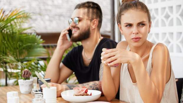Выяснилось, к кому сильнее всего ревнуют женщины